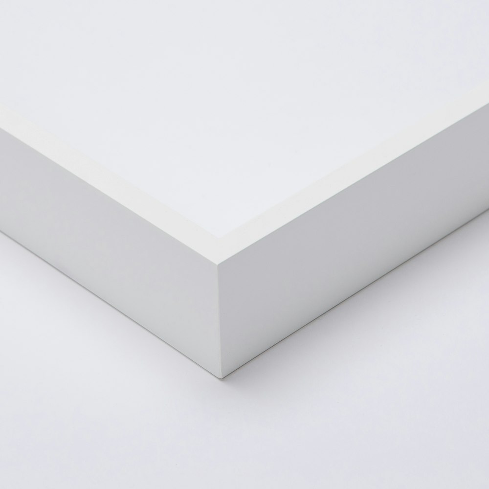 Float Frame moulding classic white corner detail