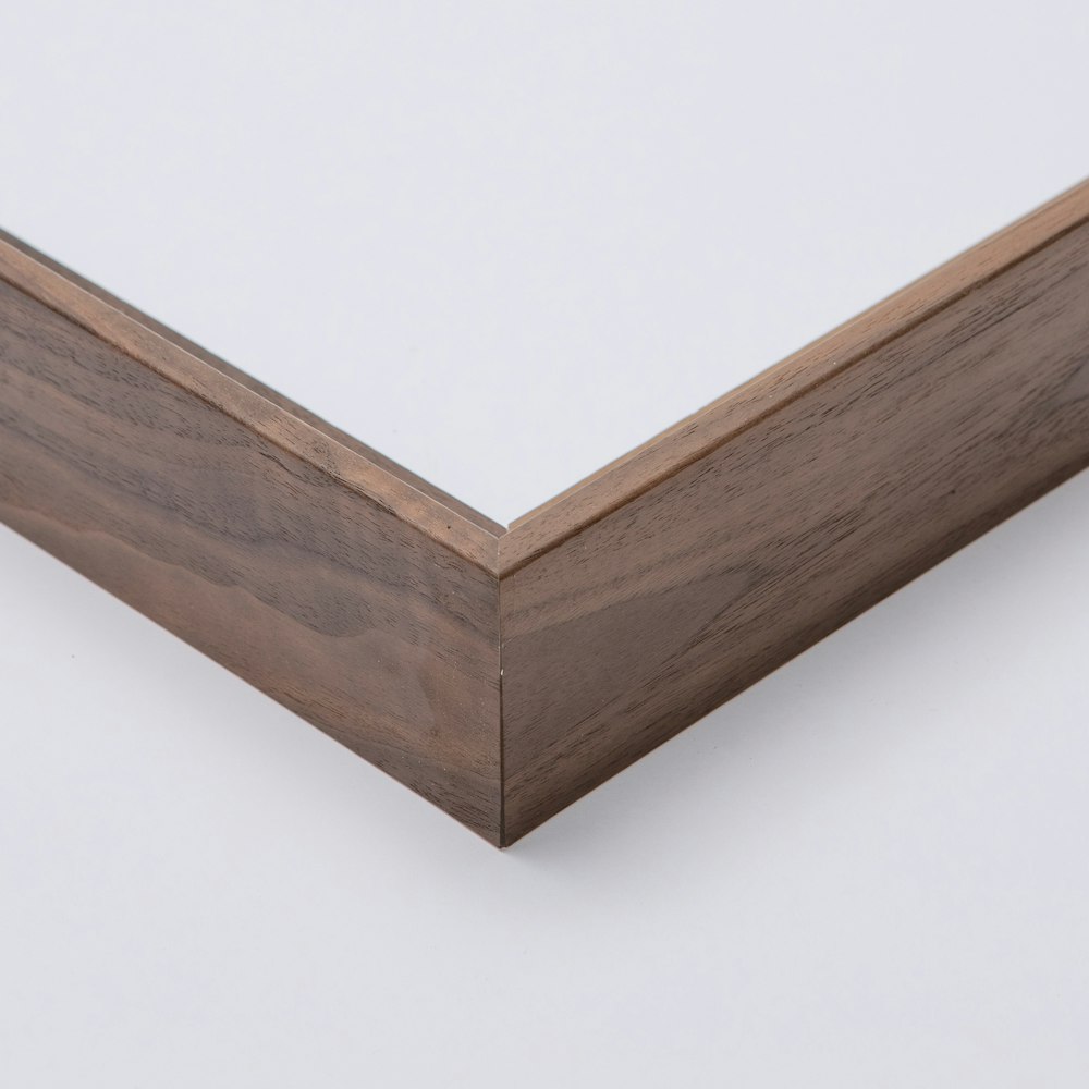 Float Frame moulding woodland walnut corner detail