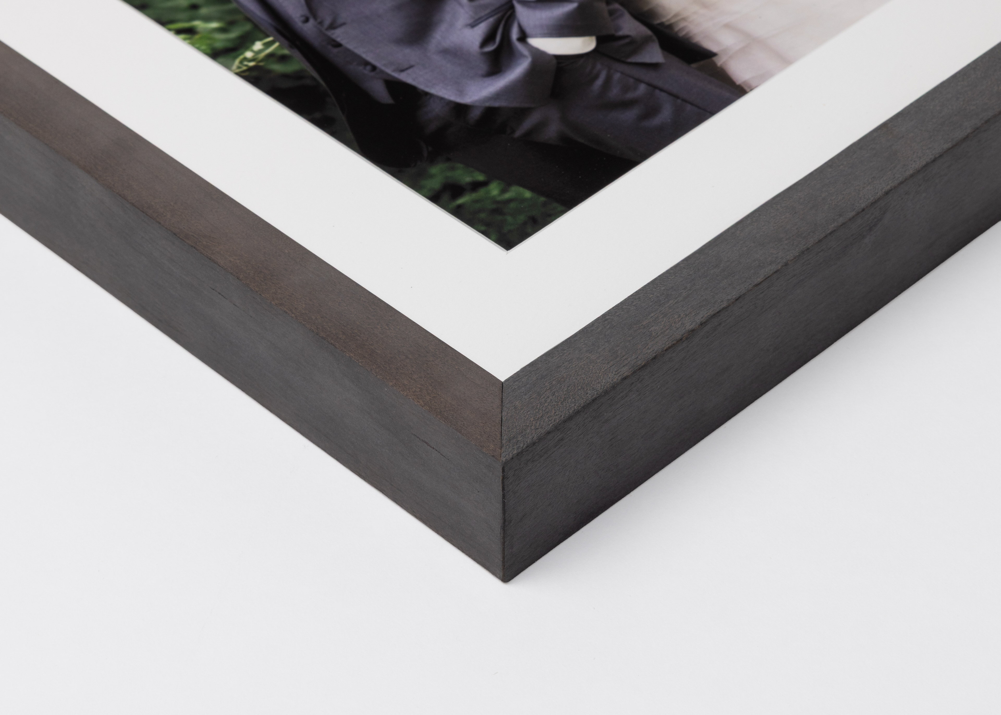 Corner detail of gray Woodland Frame moulding in ¾" width